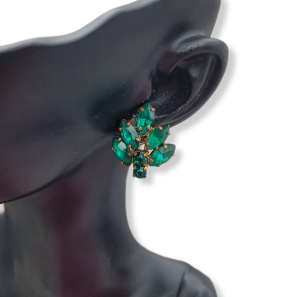 WEST GERMANY 1940S BRASS & EMERALD GREEN AUSTRIAN CRYSTAL SCREW BACK EARRINGS - Picture 1 of 5